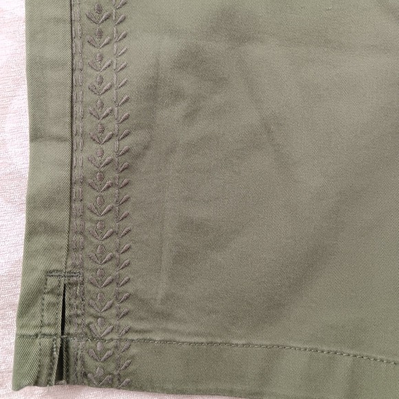 LLBean Favorite Fit Lake Washed Embroidered Shorts Deep Olive Women Size 10 - Picture 9 of 9